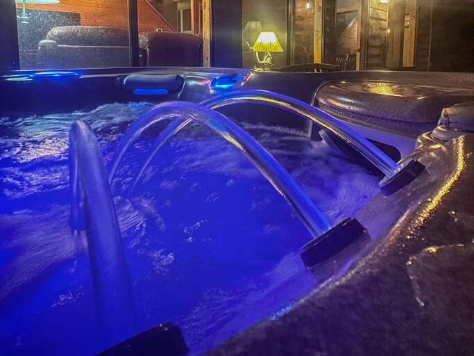 Bear Den hot tub closeup 2