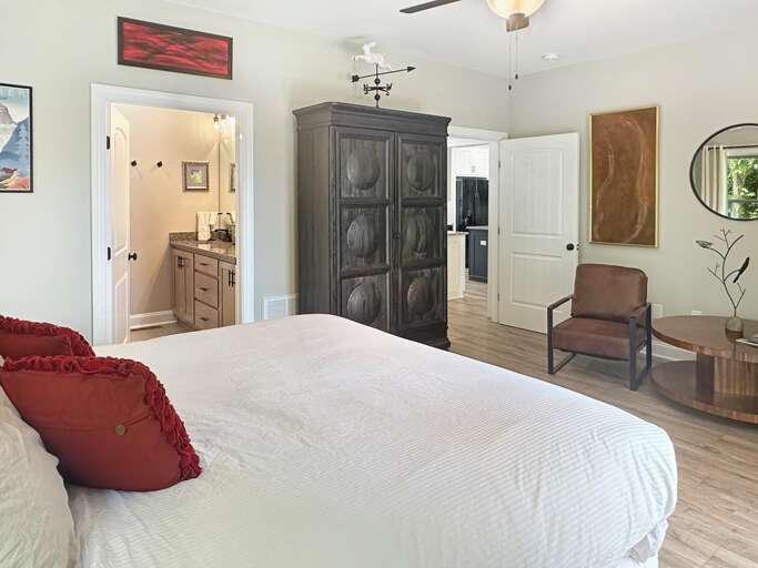 Little Bear - main floor king bedroom 1