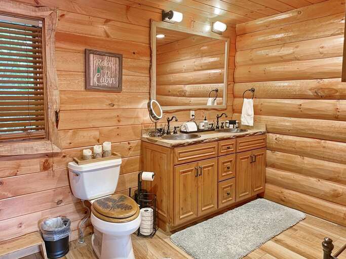 Mountain Ridge main level en suite bathroom 2