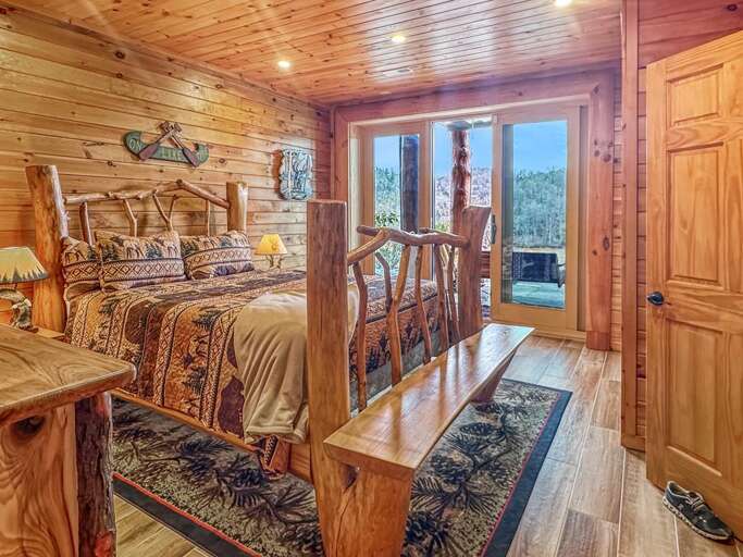 Mountain Ridge queen lower bedroom