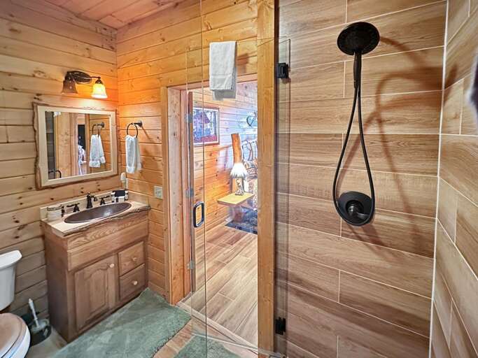 Mountain Ridge lower level en suite bathroom