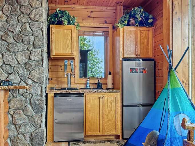 Mountain Ridge lower level wet bar in family room