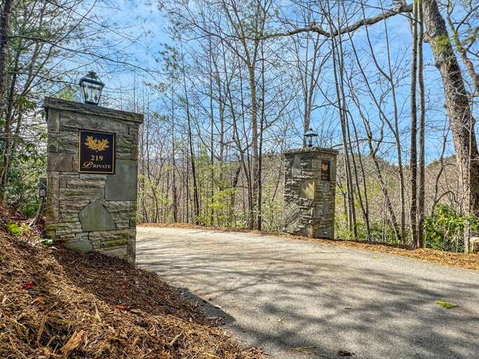 Mountain Ridge driveway entry
