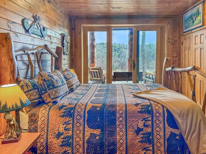 Mountain Ridge queen lower bedroom (2)