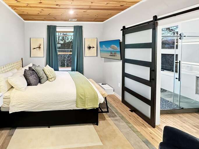 Dragonfly - upstairs king bedroom 4 Dragonfly - upstairs king bedroom 4