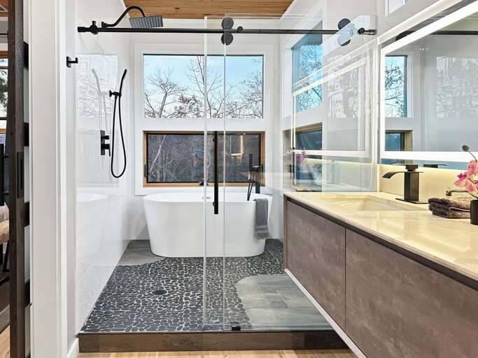 Dragonfly - upstairs bathroom 2 Dragonfly - upstairs bathroom 2