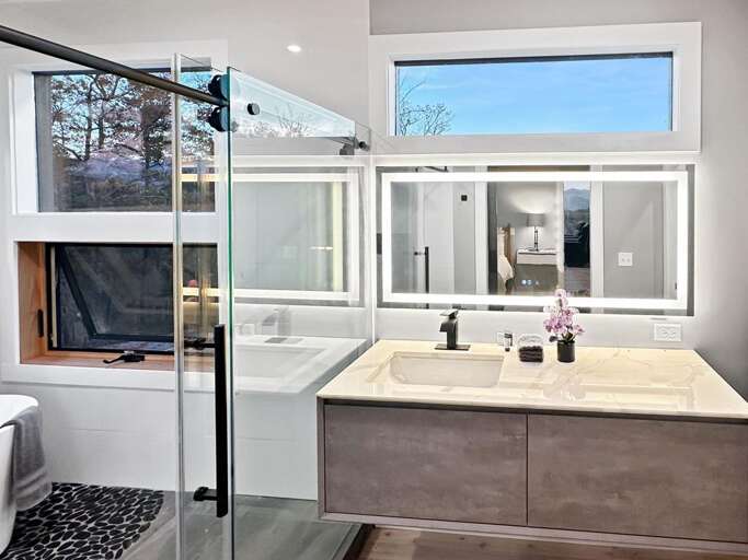 Dragonfly - upstairs bathroom 4 Dragonfly - upstairs bathroom 4