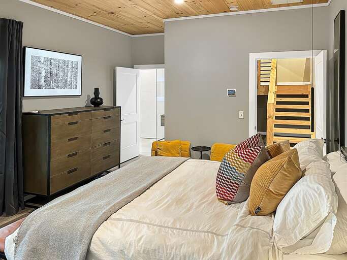 Dragonfly - lower king bedroom 3 Dragonfly - lower king bedroom 3