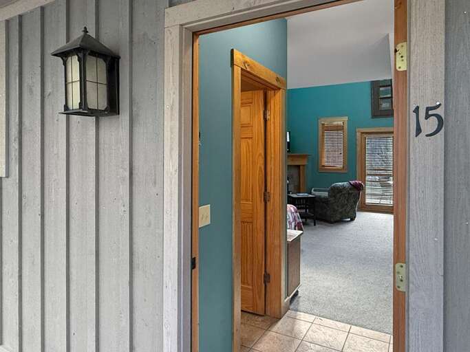 Fireplace Suite 15 Entry