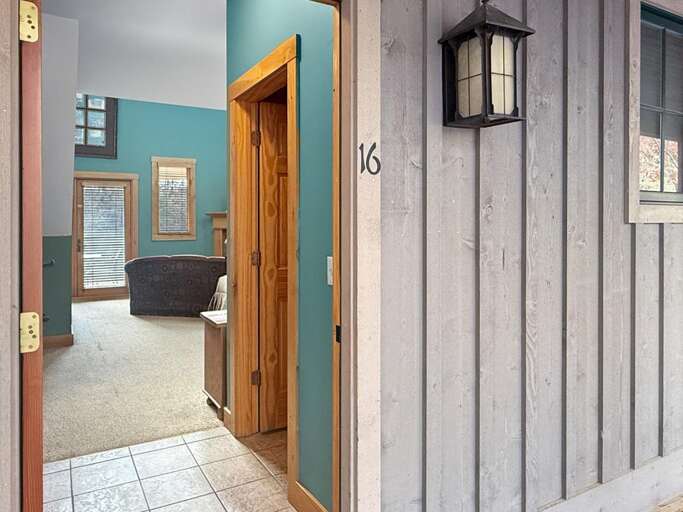 Fireplace Suite 16 Entry