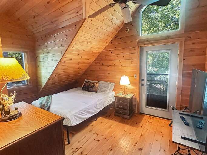 Endless Views - upper level left side queen