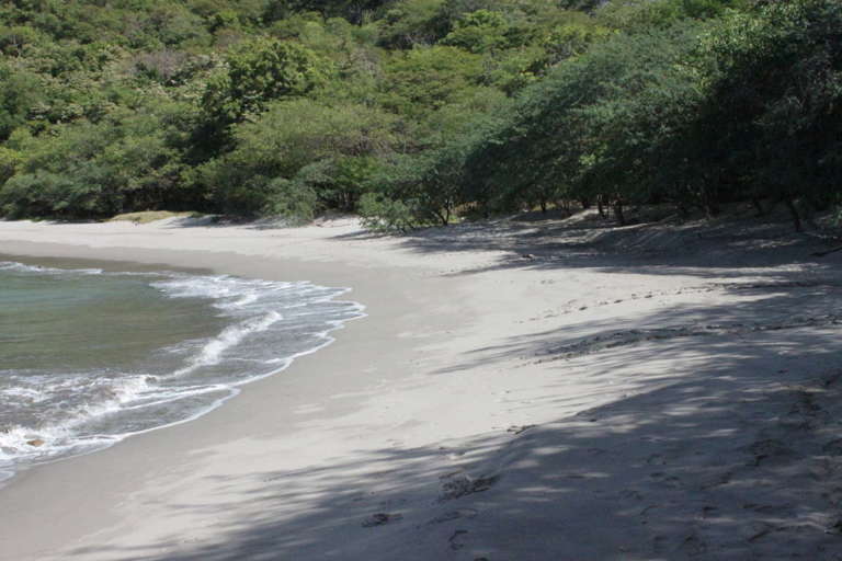 Redonda Bay beach facing Gigante