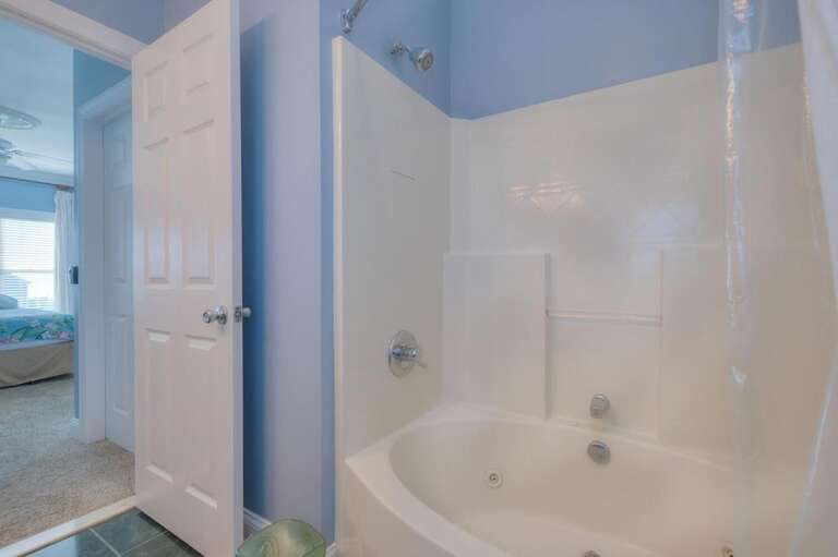 Bathroom 
GW 12.2022