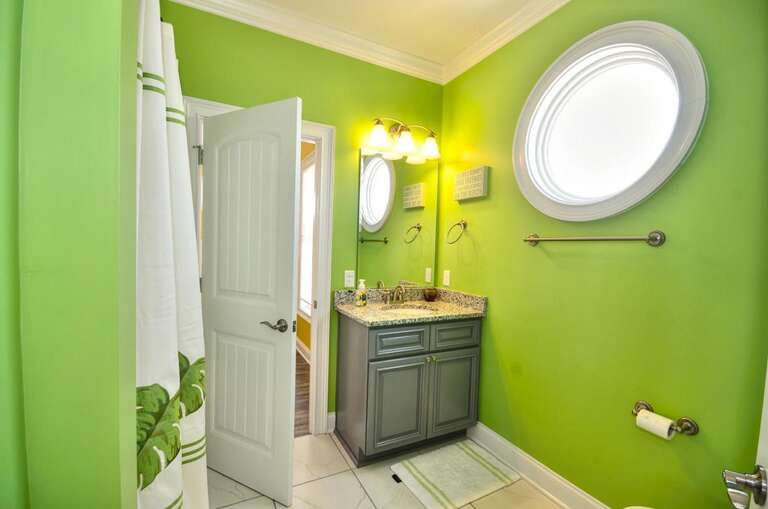 3311 W Beach Drive Never-large-021-019-Bathroom-1500x993-72dpi