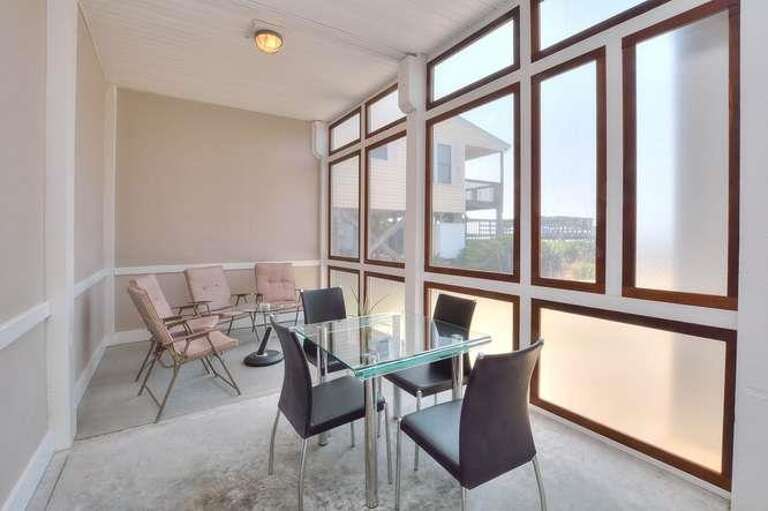 1917 E Beach Dr Stranded-small-030-50-DSC 6541 2 3 Enhancer-666x443-72dpi