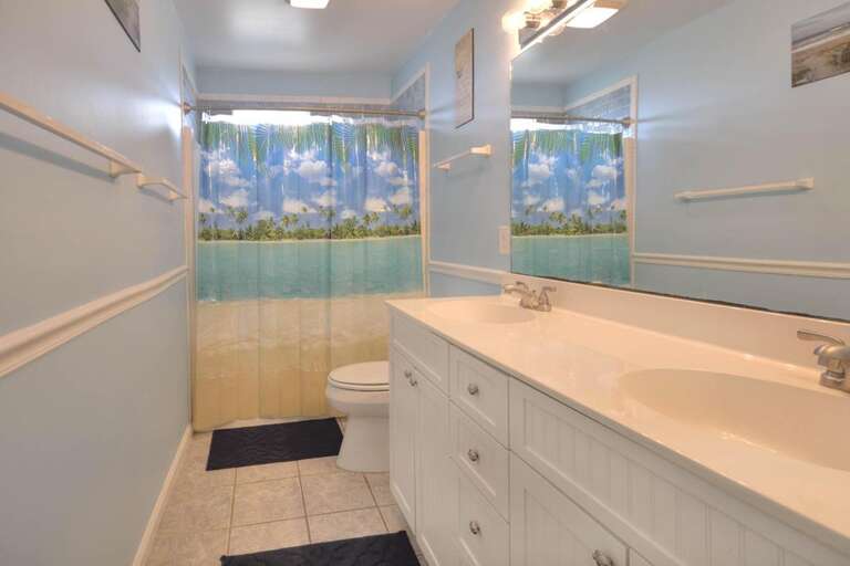 Full bathroom shower/tub