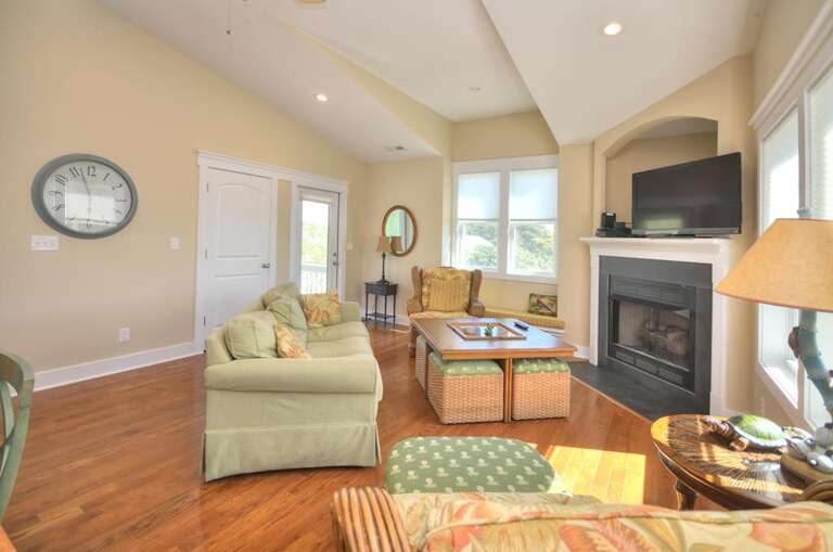 107 SE 55th St Oak Island NC-large-006-015-Living Room-1500x994-72dpi