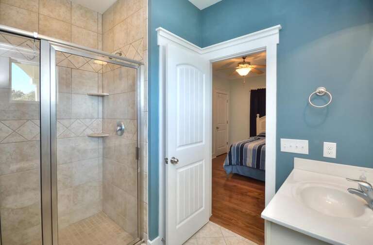 107 SE 55th St Oak Island NC-large-028-014-Bedroom 2 Bathroom-1500x989-72dpi