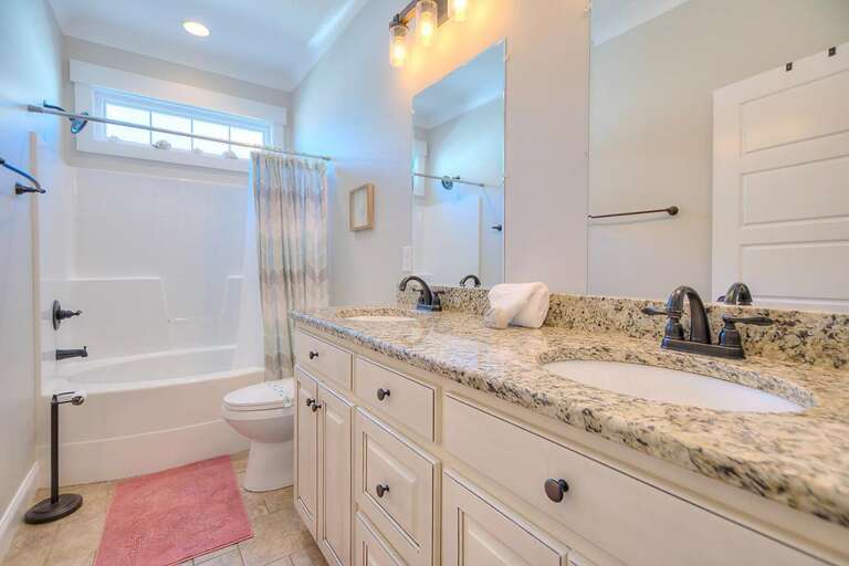Full bathroom shower/tub
GW 12.2022