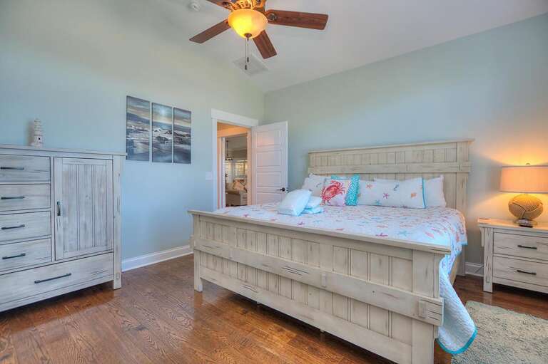 King bedroom 
GW 12.2022