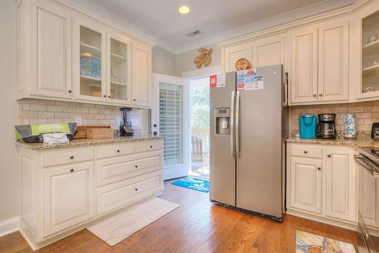 Kitchen and back door
GW 12.2022