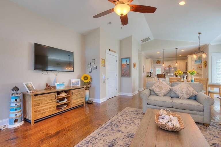 Living room with tv
GW 12.2022