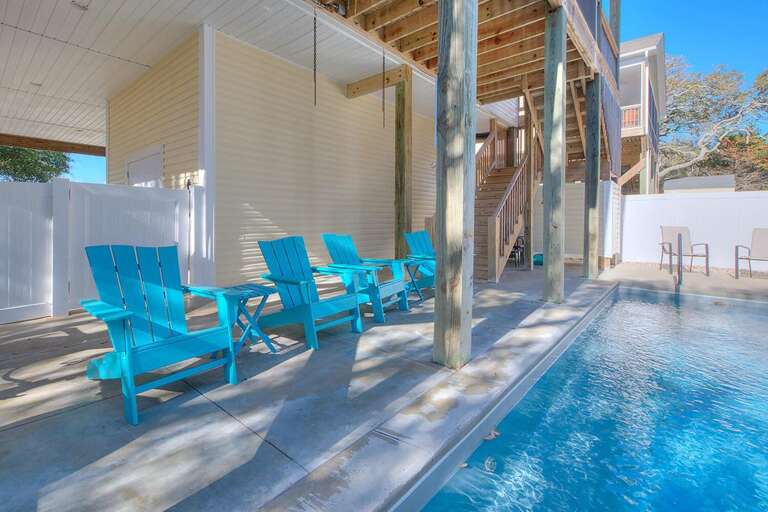 Pool side with chairs
GW 12.2022