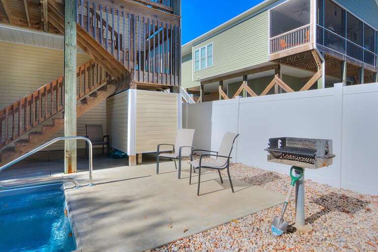 Sitting area and grill
GW 12.2022
