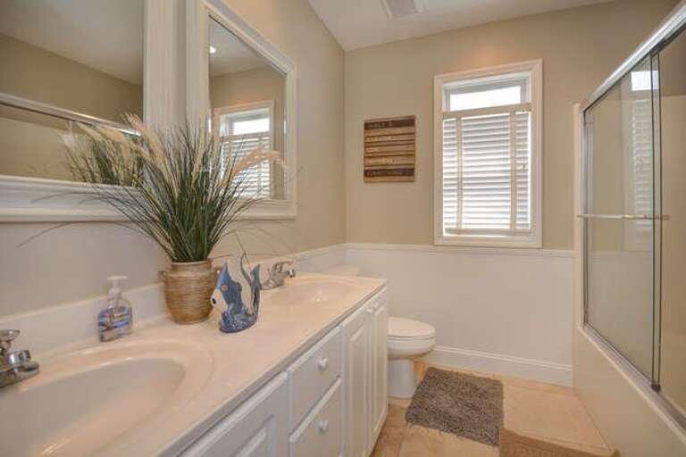Miracle Point Kings Lynn Dr-small-026-7-Hallway Bathroom-666x444-72dpi