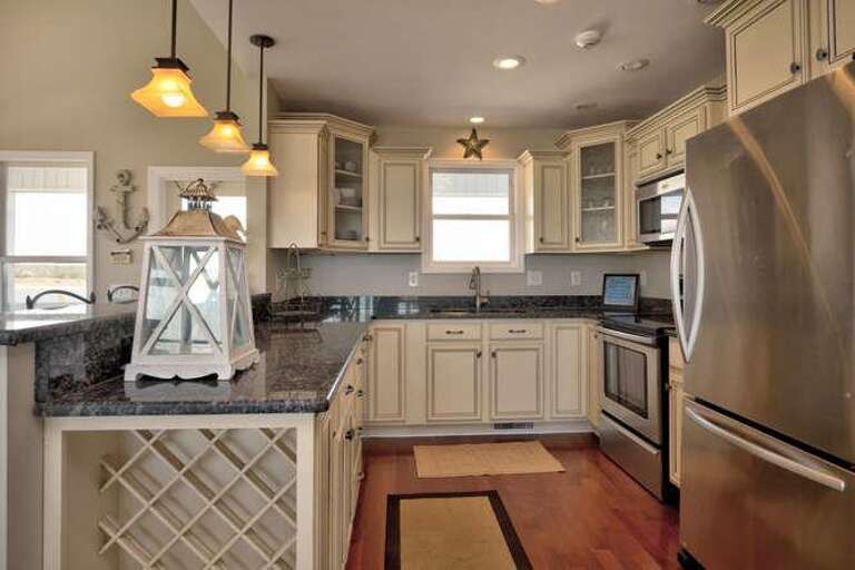 Miracle Point Kings Lynn Dr-small-015-18-Kitchen-666x444-72dpi