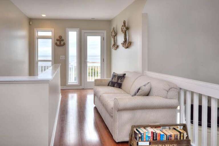 Miracle Point Kings Lynn Dr-small-017-36-Loft-666x444-72dpi