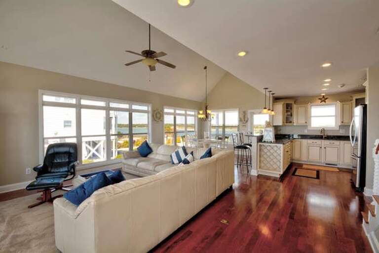 Miracle Point Kings Lynn Dr-small-011-20-LivingDiningKitchen-666x444-72dpi