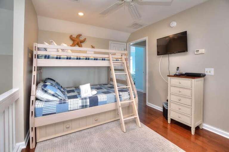 Miracle Point Kings Lynn Dr-small-036-37-Loft-666x444-72dpi