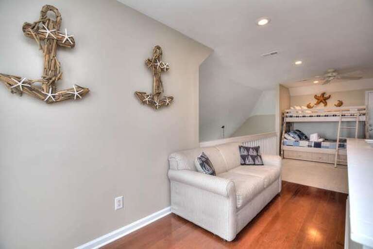 Miracle Point Kings Lynn Dr-small-023-35-Loft-666x444-72dpi