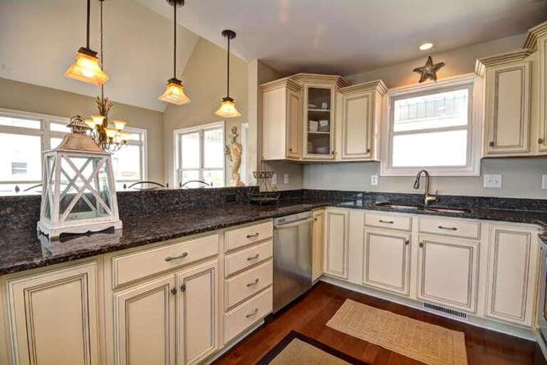 Miracle Point Kings Lynn Dr-small-014-24-Kitchen-666x444-72dpi
