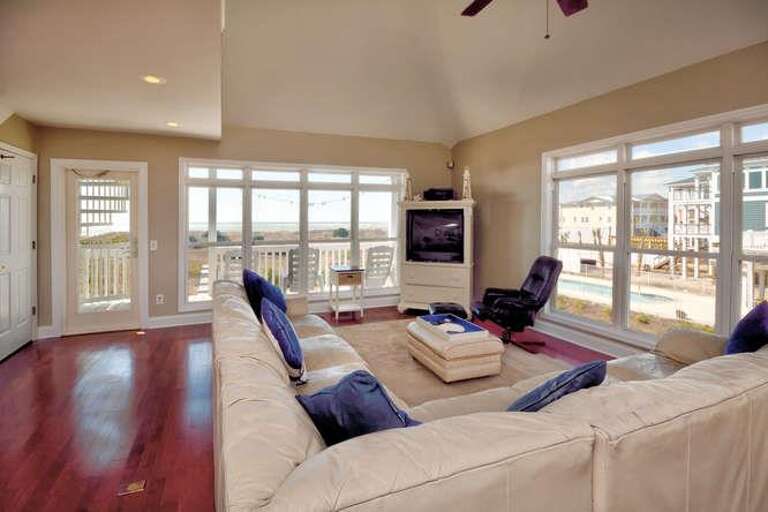 Miracle Point Kings Lynn Dr-small-008-15-Living Room-666x444-72dpi