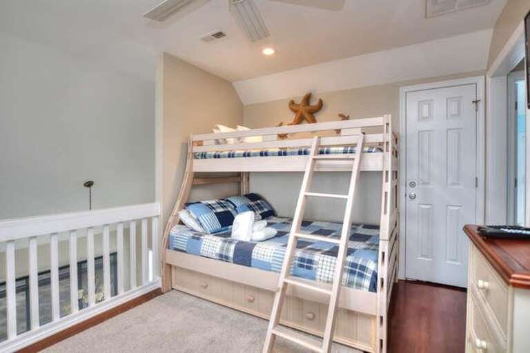 Miracle Point Kings Lynn Dr-small-018-38-Loft-666x444-72dpi