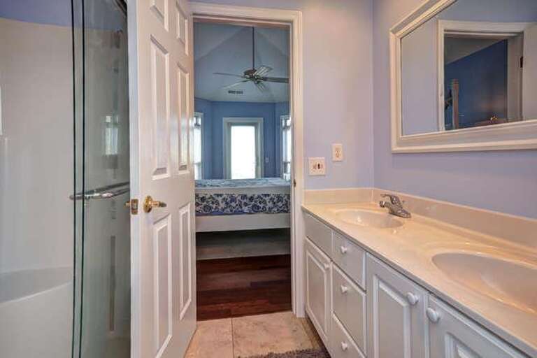 Miracle Point Kings Lynn Dr-small-029-14-Bedroom 2 Bathroom-666x444-72dpi