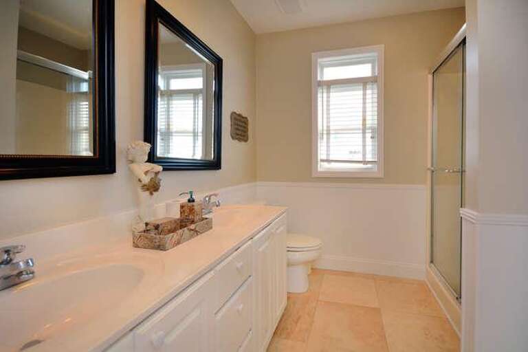 Miracle Point Kings Lynn Dr-small-033-3-Hallway Bathroom-666x444-72dpi