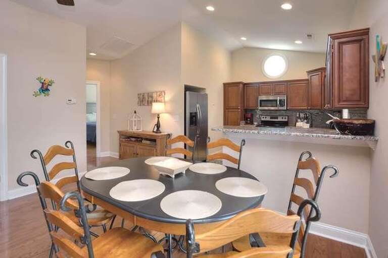 306 NE 61st St Sunshine-small-008-8-DSC 7008 09 10 Enhancer-666x445-72dpi