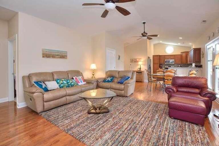 306 NE 61st St Sunshine-small-003-2-DSC 7002 3 4 Enhancer-666x444-72dpi