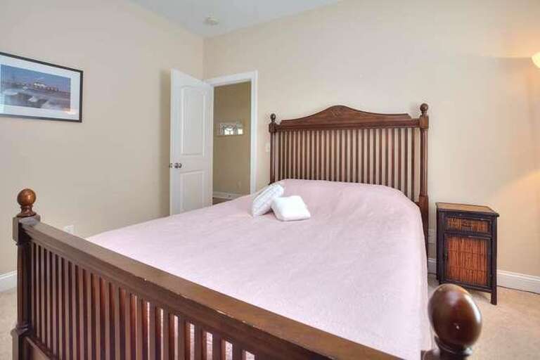 306 NE 61st St Sunshine-small-014-10-DSC 7047 8 9 Enhancer-666x444-72dpi