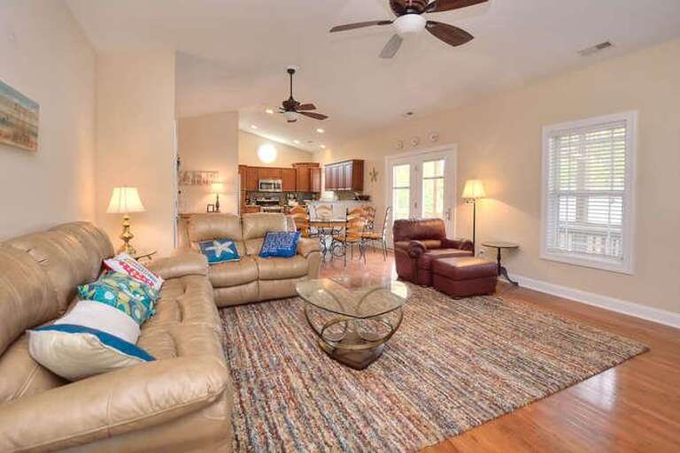 306 NE 61st St Sunshine-small-005-5-DSC 6999 7000 7001 Enhancer-666x445-72dpi