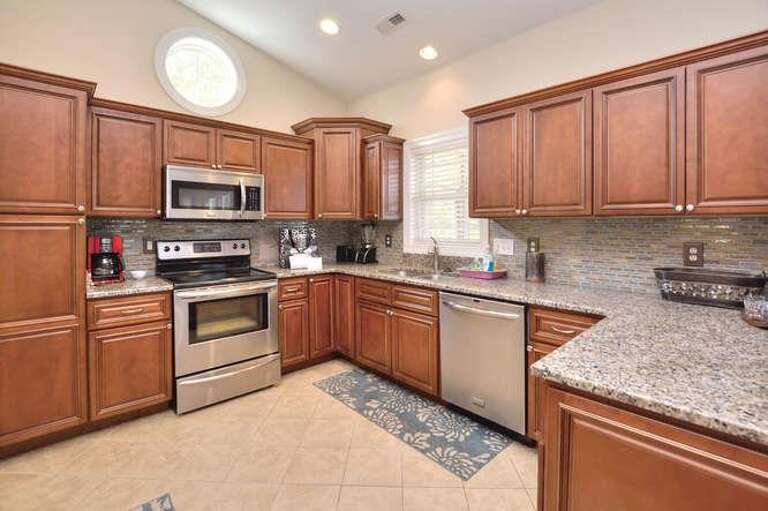 306 NE 61st St Sunshine-small-009-9-DSC 7014 5 6 Enhancer-666x444-72dpi