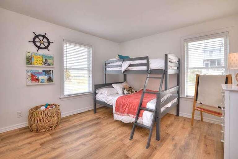 2017 W Pelican Dr Oak Island-small-021-18-Bedroom 3-666x444-72dpi