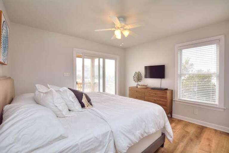 2017 W Pelican Dr Oak Island-small-017-11-Bedroom 1-666x444-72dpi