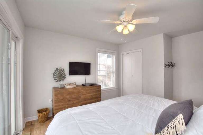 2017 W Pelican Dr Oak Island-small-018-14-Bedroom 1-666x444-72dpi