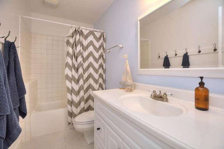 2017 W Pelican Dr Oak Island-small-026-3-Bathroom 2-666x444-72dpi