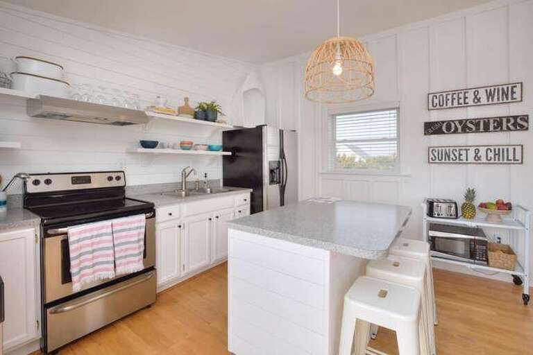 2017 W Pelican Dr Oak Island-small-014-19-Breakfast BarKitchen-666x444-72dpi