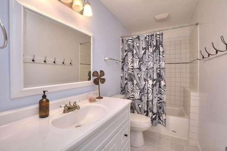 2017 W Pelican Dr Oak Island-small-020-13-Bathroom 1-666x444-72dpi